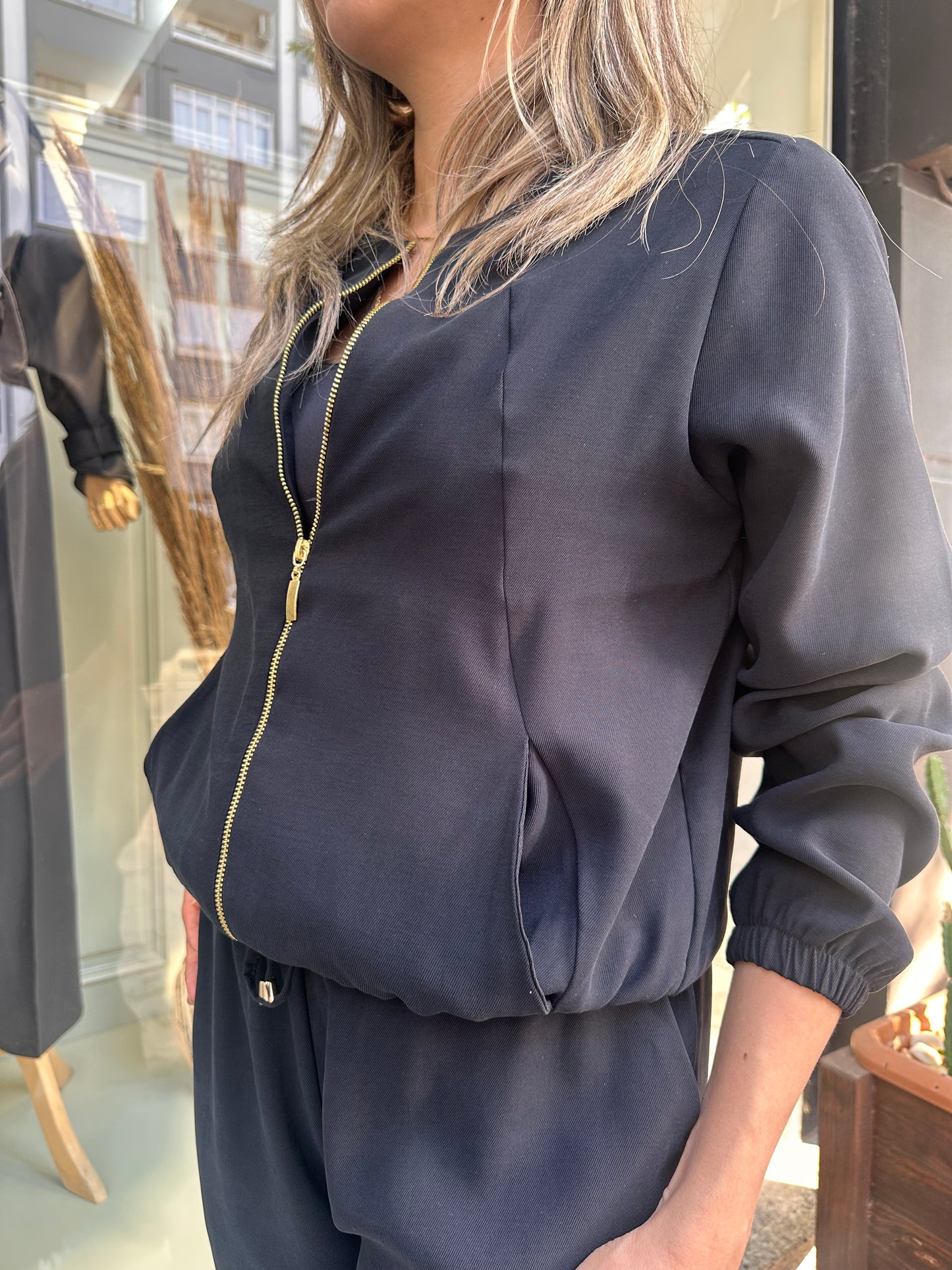 Siyah ceketli takım