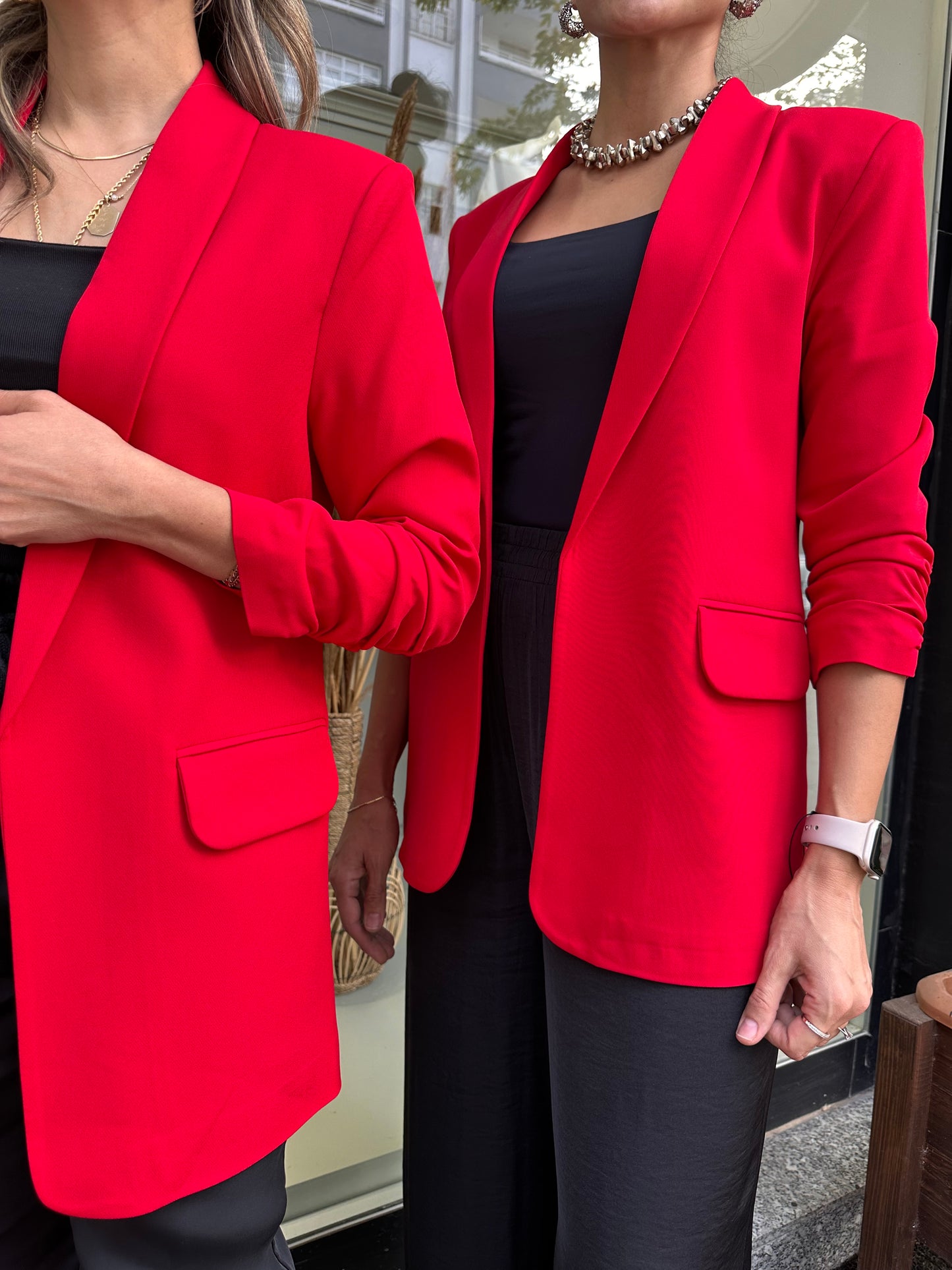 Kolu büzgülü kırmızı blazer ceket