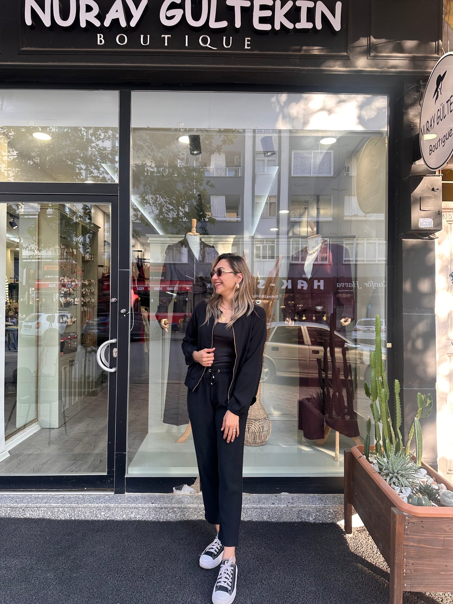 Siyah ceketli takım