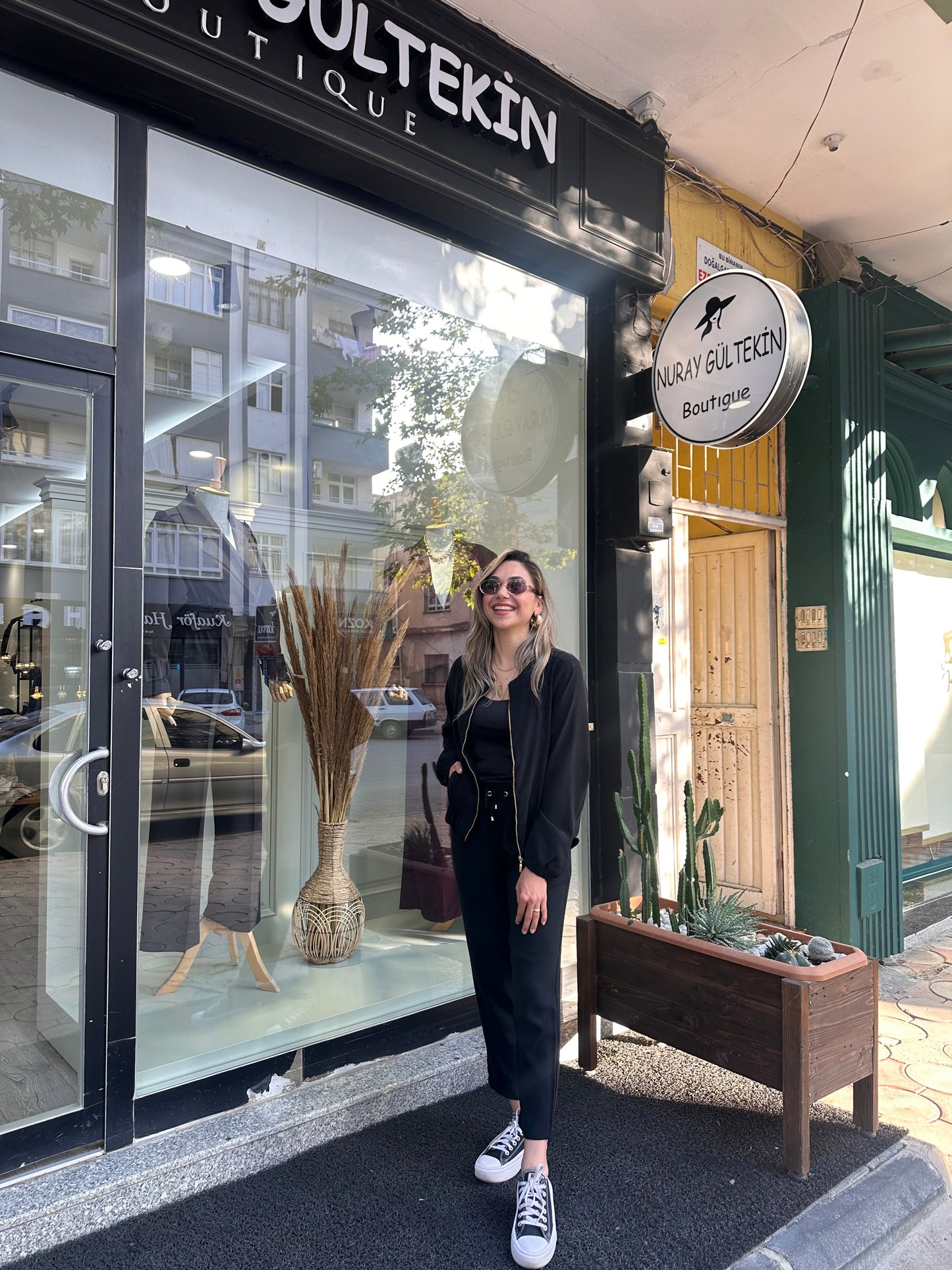 Siyah ceketli takım