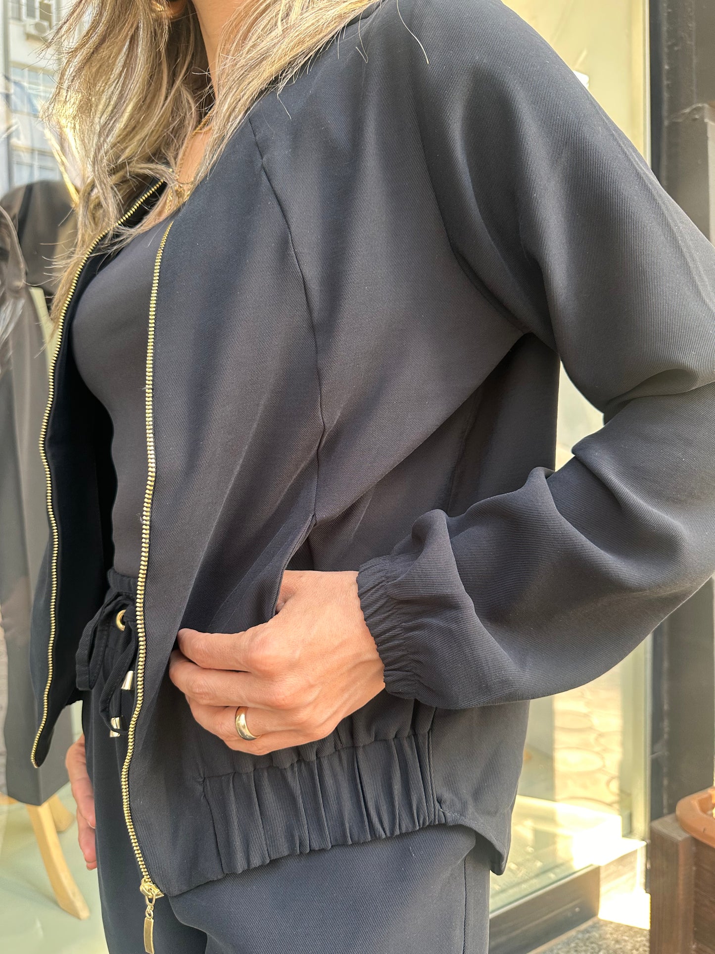 Siyah ceketli takım