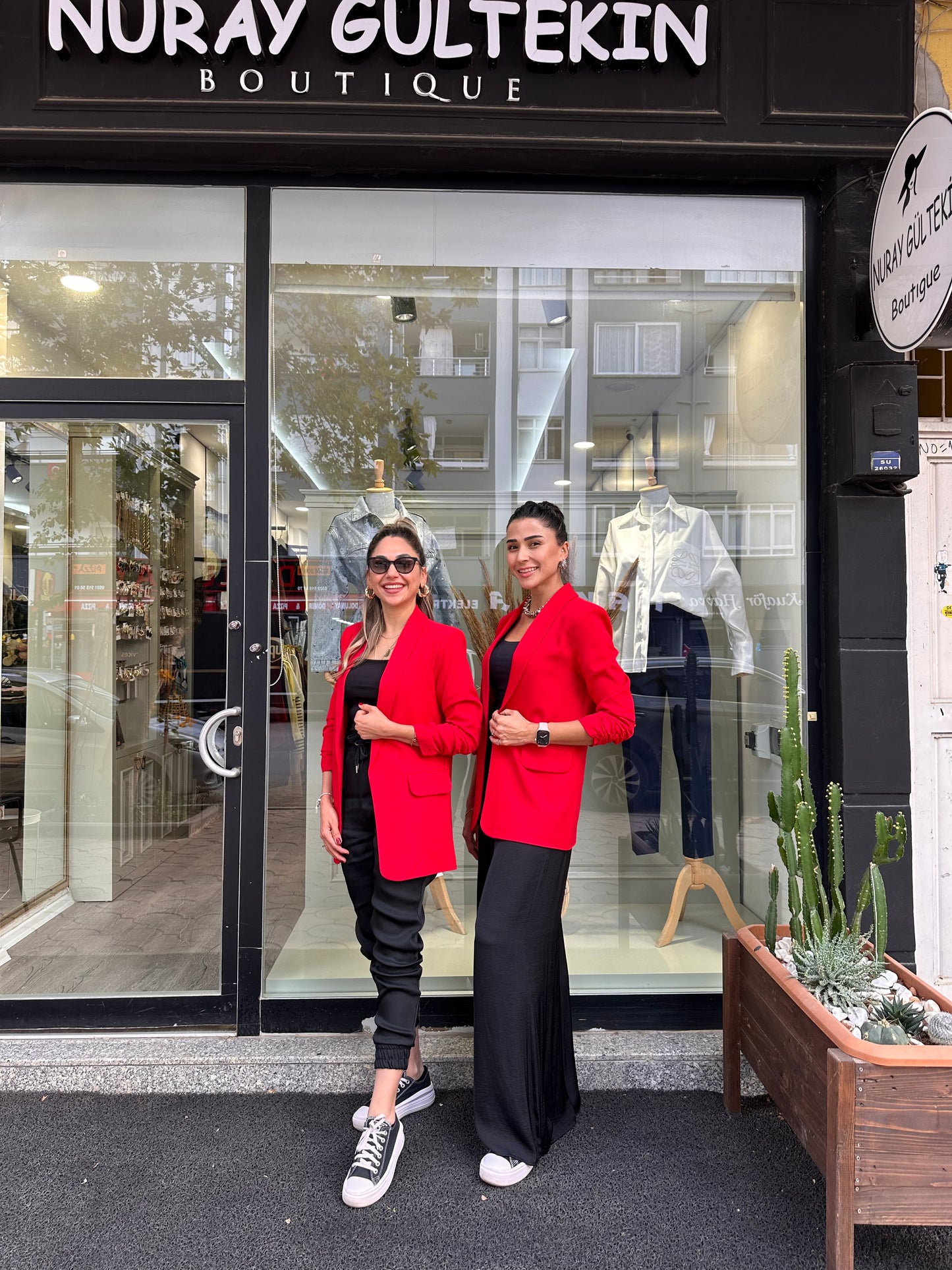 Kolu büzgülü kırmızı blazer ceket