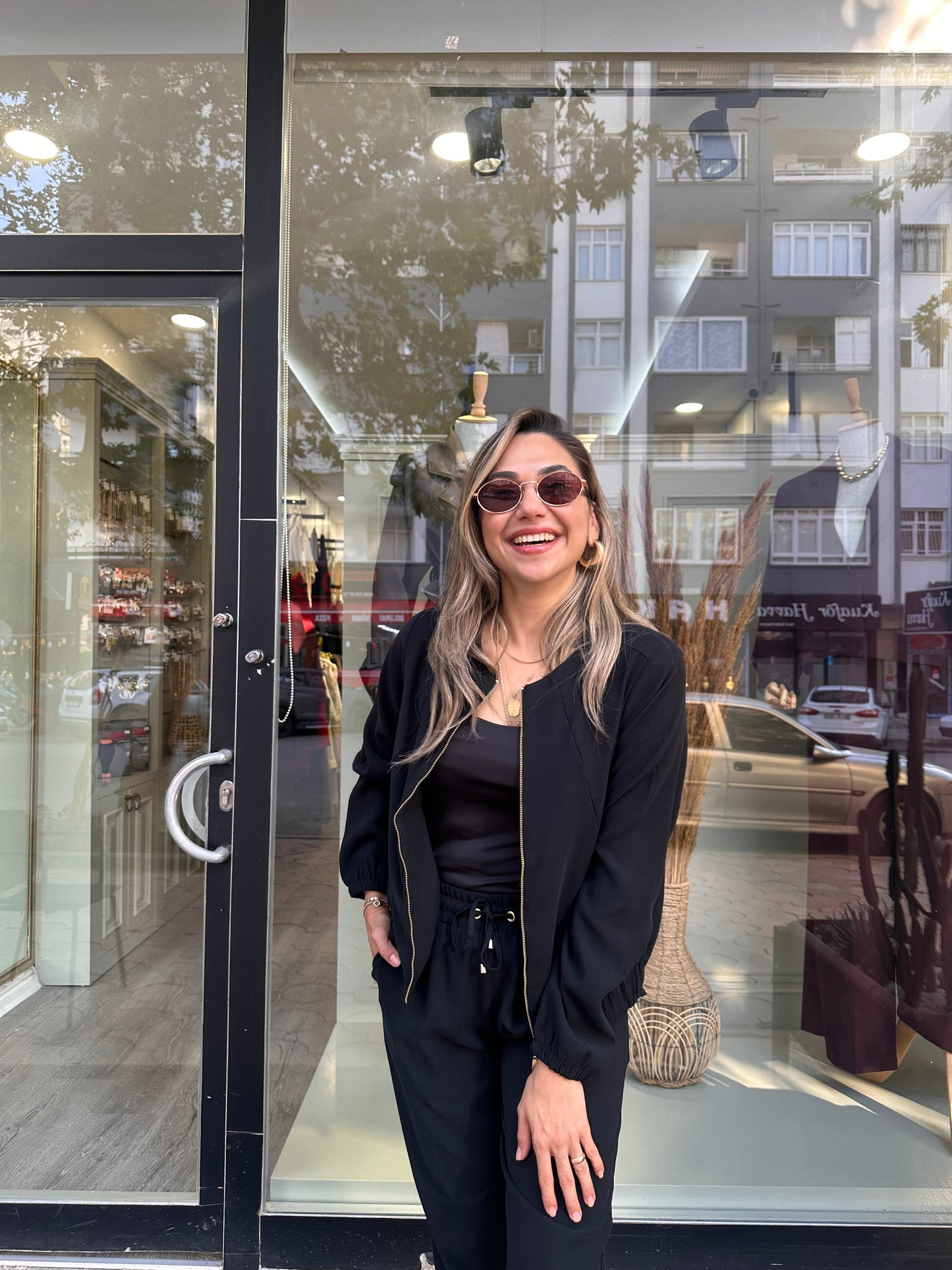 Siyah ceketli takım