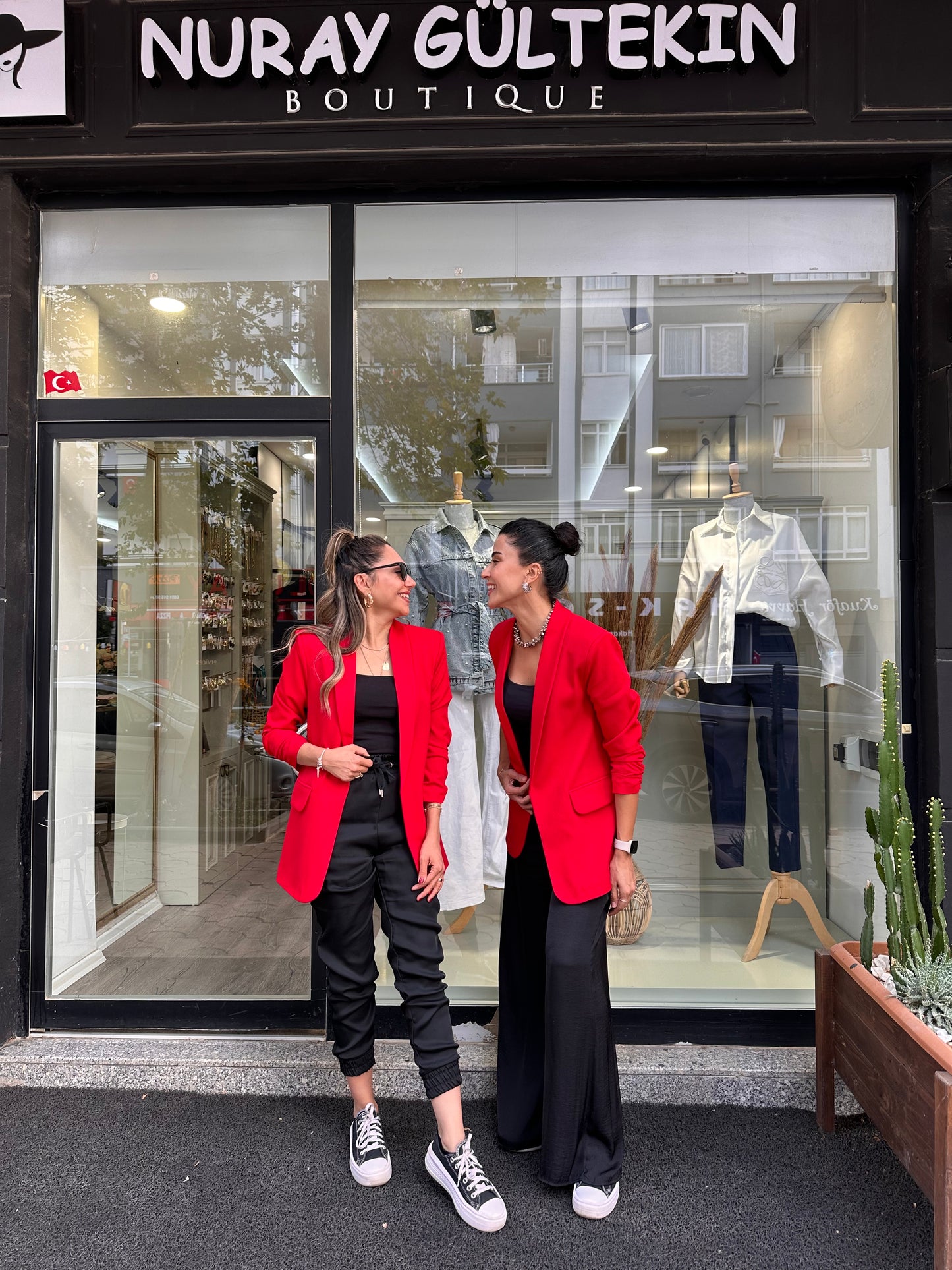 Kolu büzgülü kırmızı blazer ceket