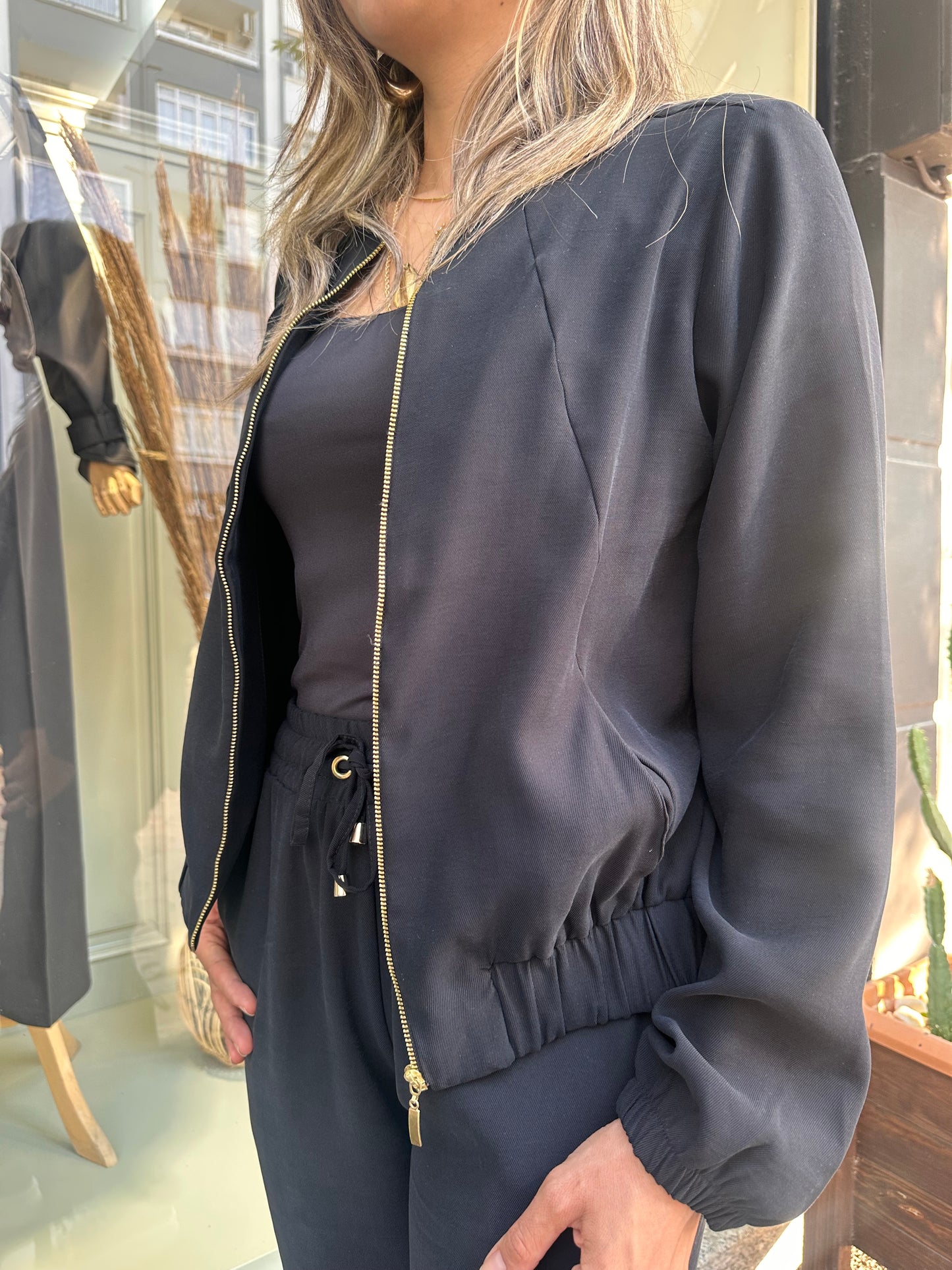 Siyah ceketli takım