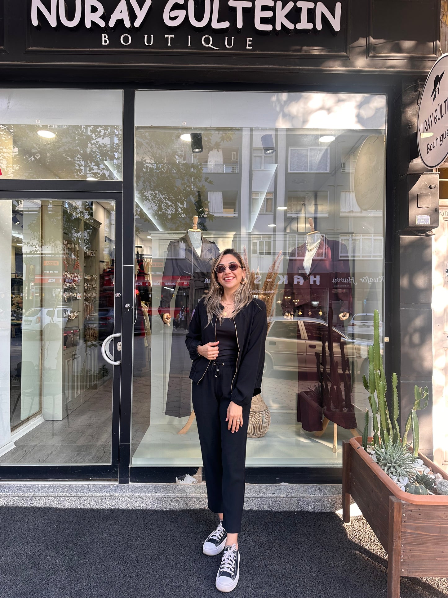 Siyah ceketli takım