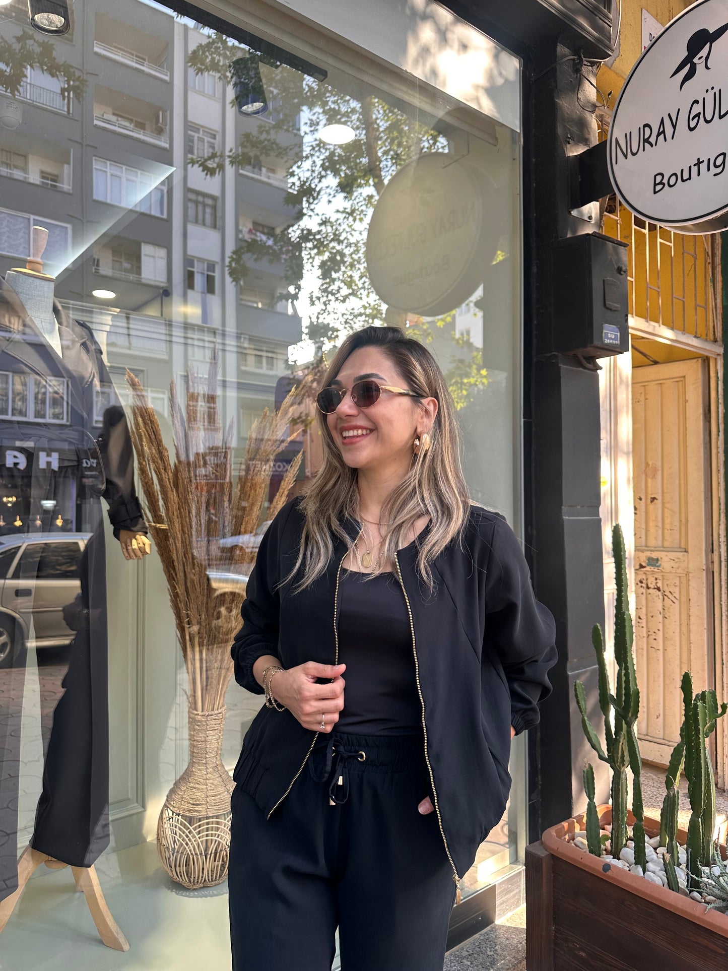 Siyah ceketli takım